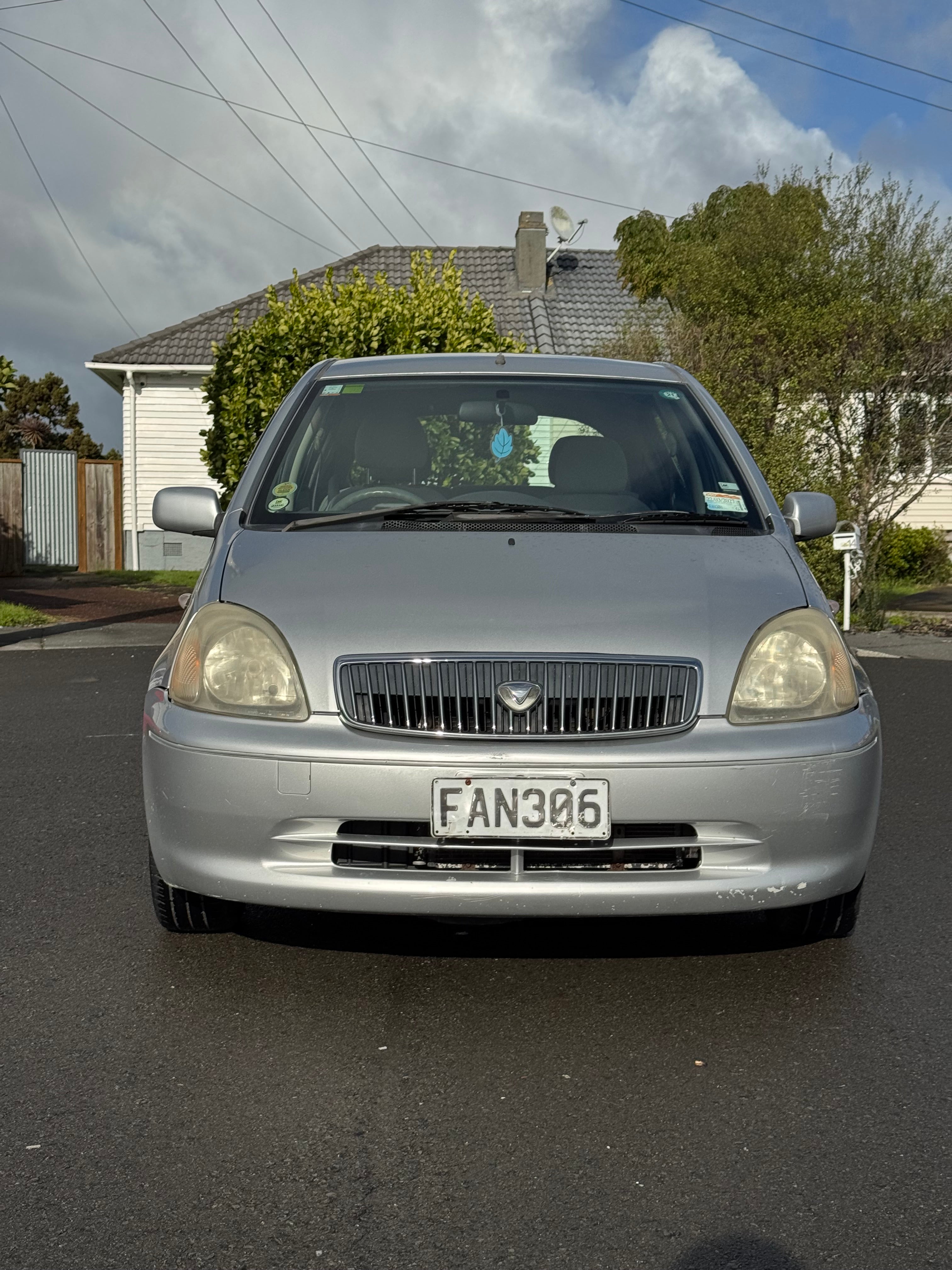 2000 Toyota Vitz Clavia – Low KMs